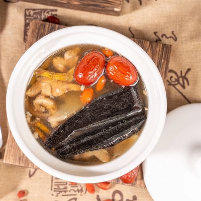 Dobra cena. Powoli gotowane ziołowe reishi i zupka z kurczaka z dendrobium. Naturalne lekarstwo dla siły, energii i odporności w każdej misce w Internecie