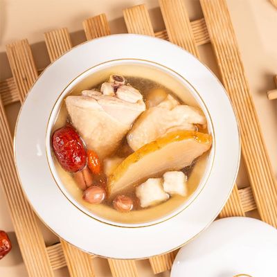 Dobra cena. Autentyczna chińska ziołowa zupka z kurczakiem z gastrodią Odżywczy bulion dla zdrowia i witalności Tradycyjny superfood dla nowoczesnego stylu życia w Internecie